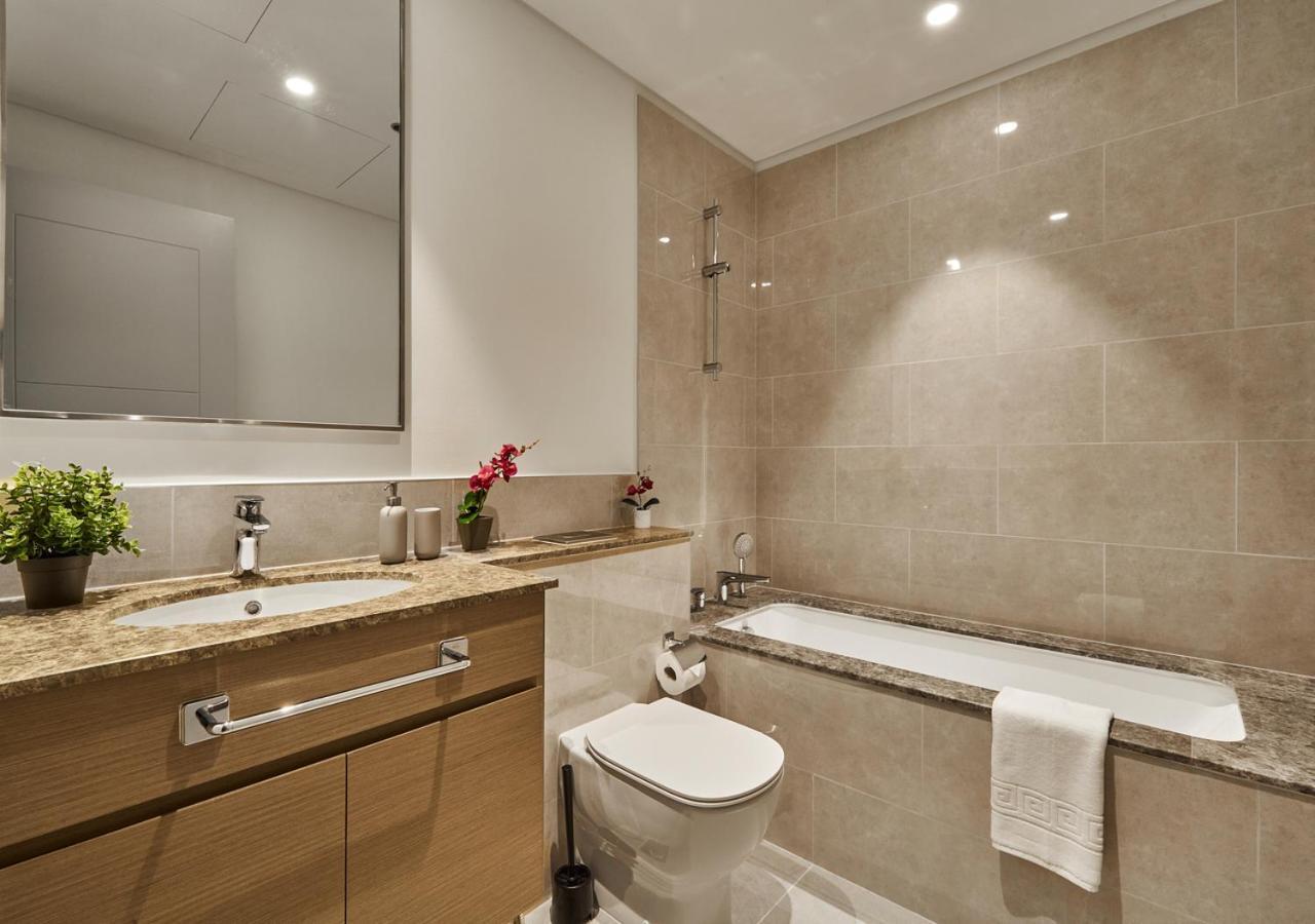 Majestic Forte2 3br 17th- Burj Khalifa & Fountain View Apartment